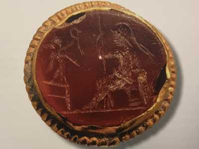 Tra questi l�anello d�oro risalente al I secolo d.C. con gemma incisa. Raffigura Roma-Minerva che regge lo scudo e la lancia, mentre una Vittoria le porge la corona